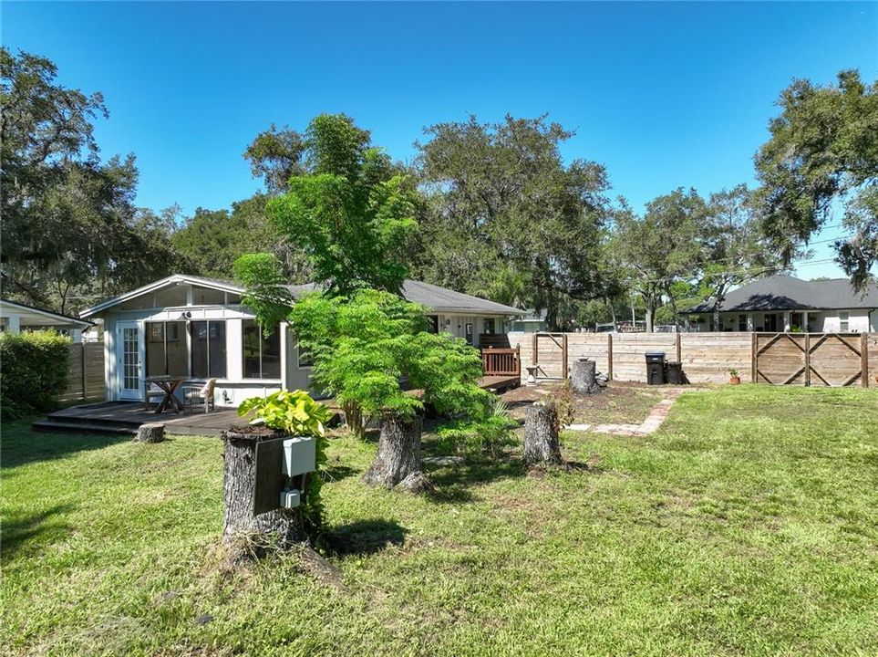 For Sale: $325,000 (2 beds, 1 baths, 1040 Square Feet)