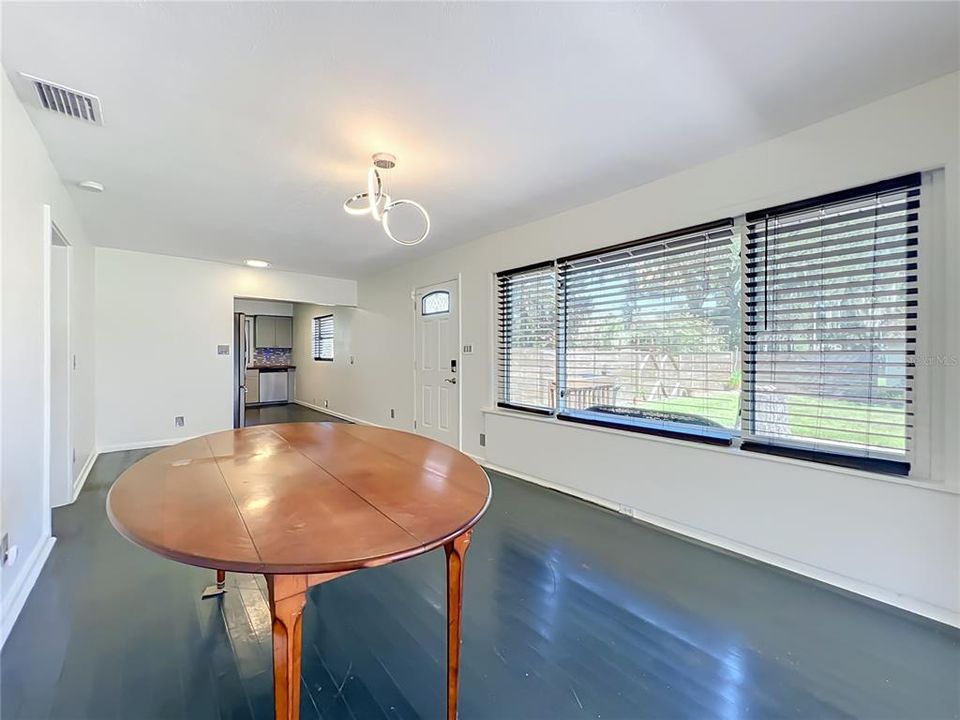 For Sale: $325,000 (2 beds, 1 baths, 1040 Square Feet)
