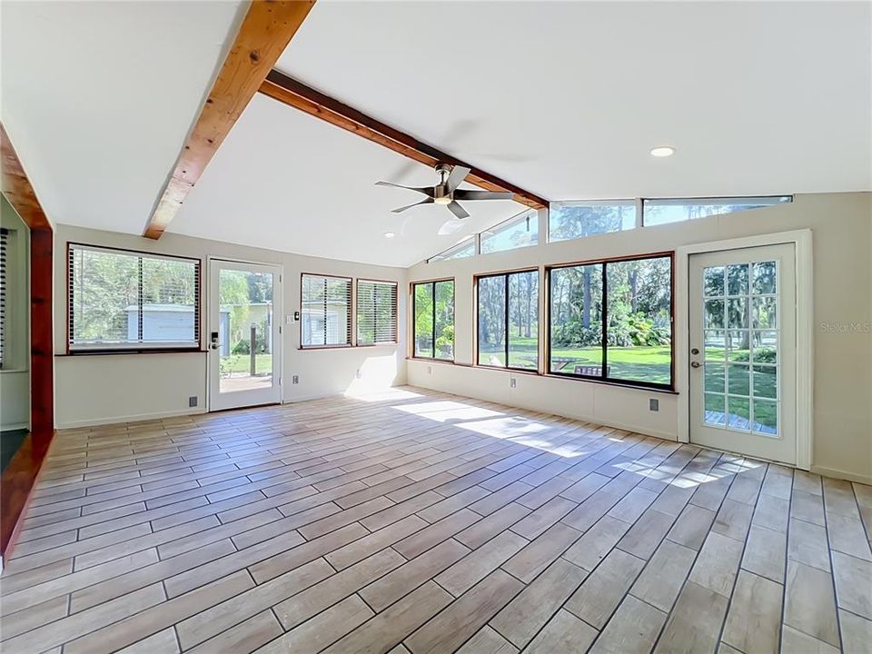 For Sale: $325,000 (2 beds, 1 baths, 1040 Square Feet)