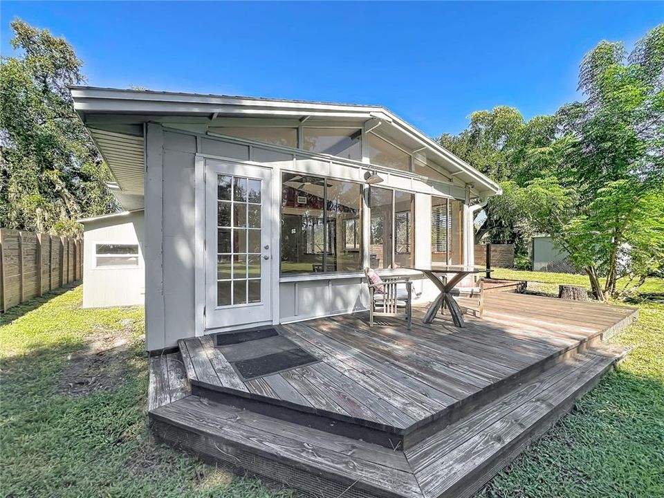 For Sale: $325,000 (2 beds, 1 baths, 1040 Square Feet)