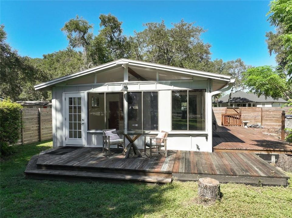 For Sale: $325,000 (2 beds, 1 baths, 1040 Square Feet)