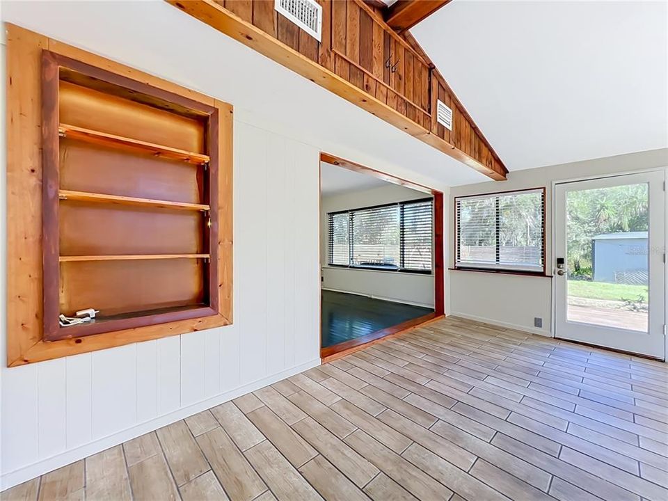 For Sale: $325,000 (2 beds, 1 baths, 1040 Square Feet)