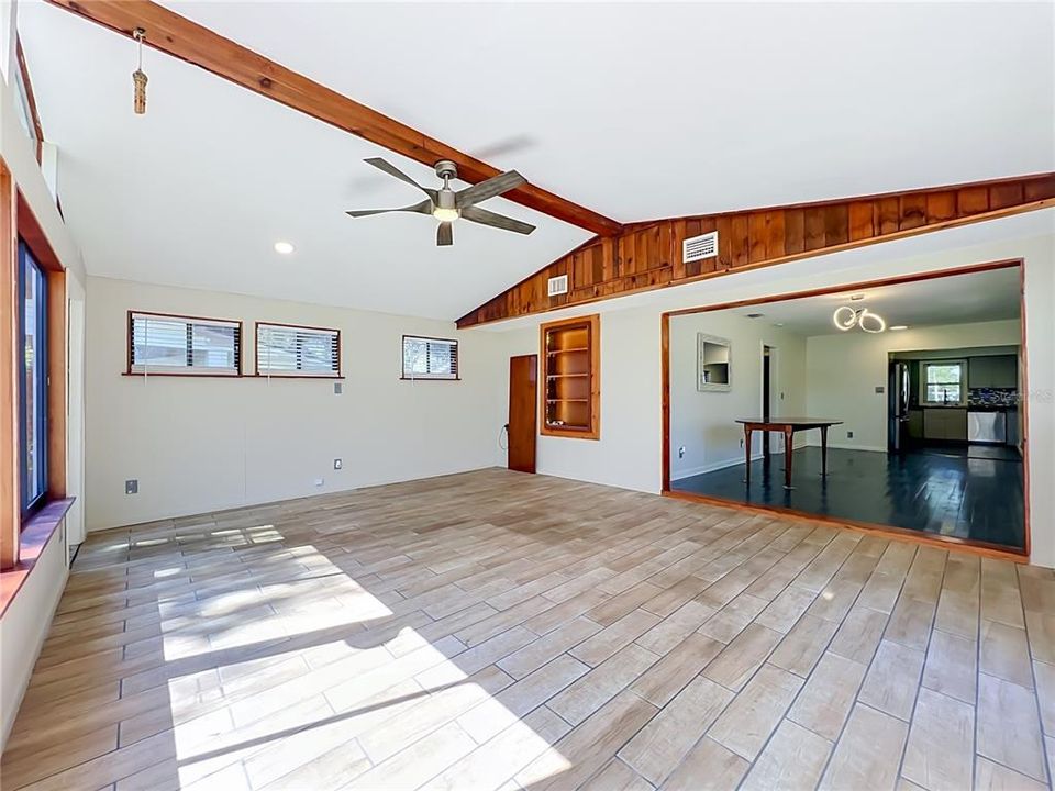 For Sale: $325,000 (2 beds, 1 baths, 1040 Square Feet)