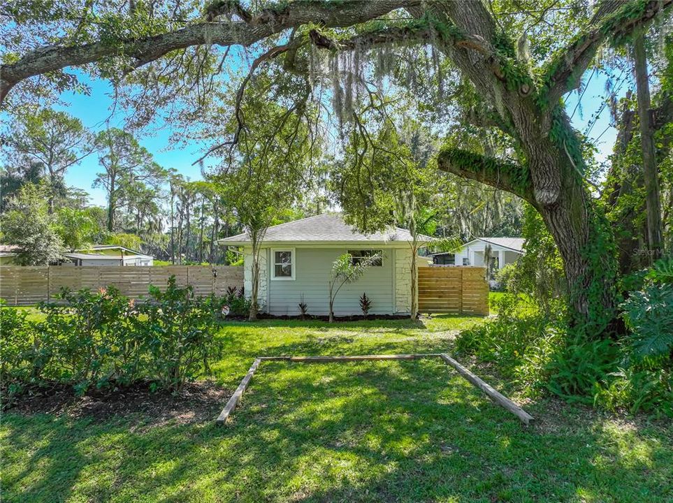 For Sale: $325,000 (2 beds, 1 baths, 1040 Square Feet)