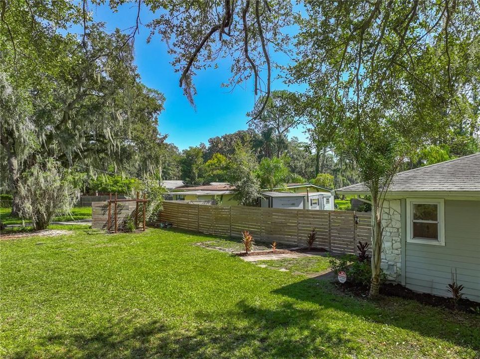 For Sale: $325,000 (2 beds, 1 baths, 1040 Square Feet)
