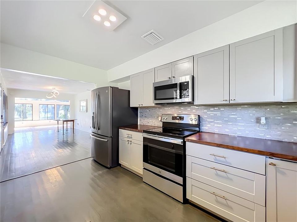 For Sale: $325,000 (2 beds, 1 baths, 1040 Square Feet)