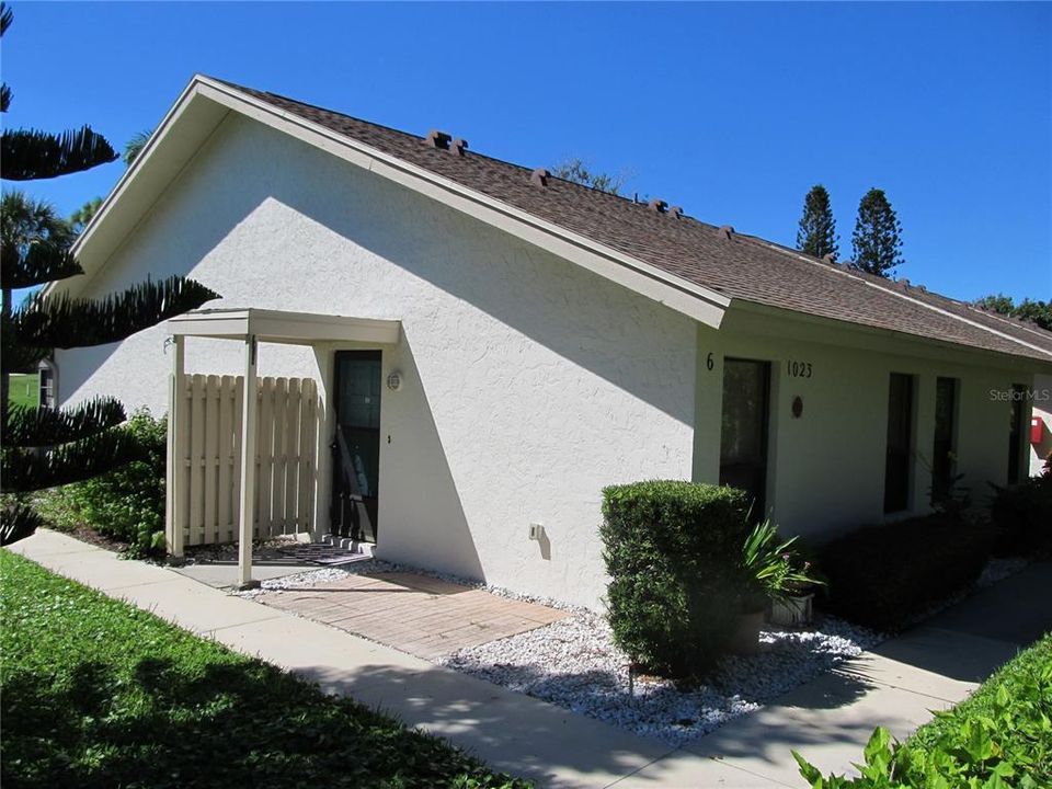 For Sale: $169,000 (1 beds, 1 baths, 635 Square Feet)