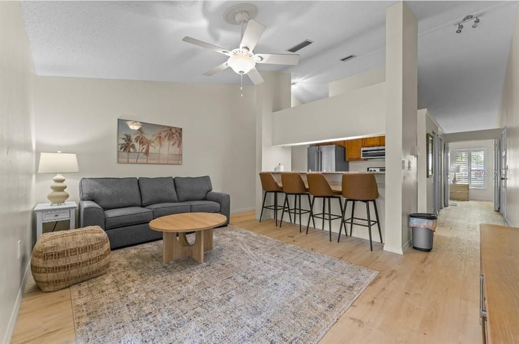 For Sale: $169,000 (1 beds, 1 baths, 635 Square Feet)