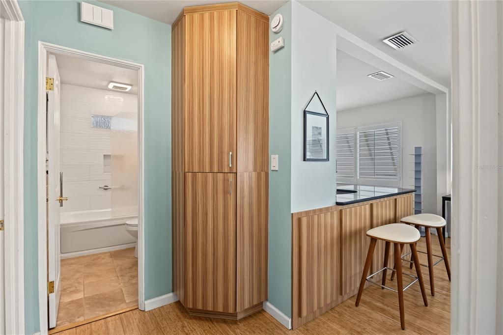На продажу: $339,900 (2 спален, 1 ванн, 1060 Квадратных фут)