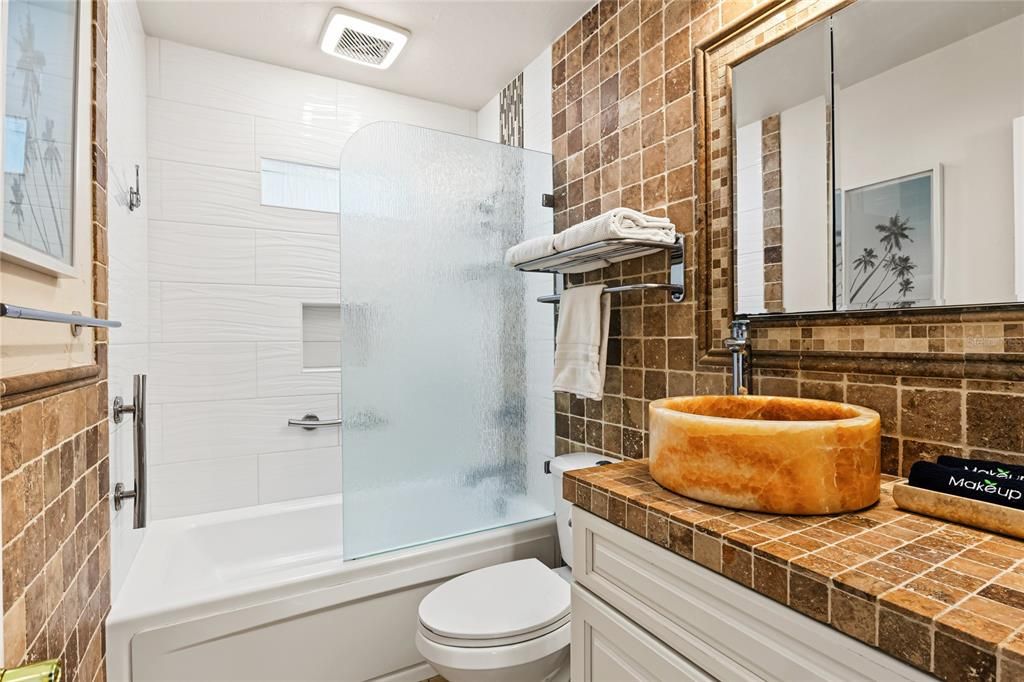 На продажу: $339,900 (2 спален, 1 ванн, 1060 Квадратных фут)