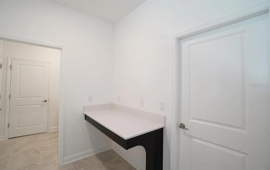 En Venta: $635,000 (5 camas, 4 baños, 3910 Pies cuadrados)