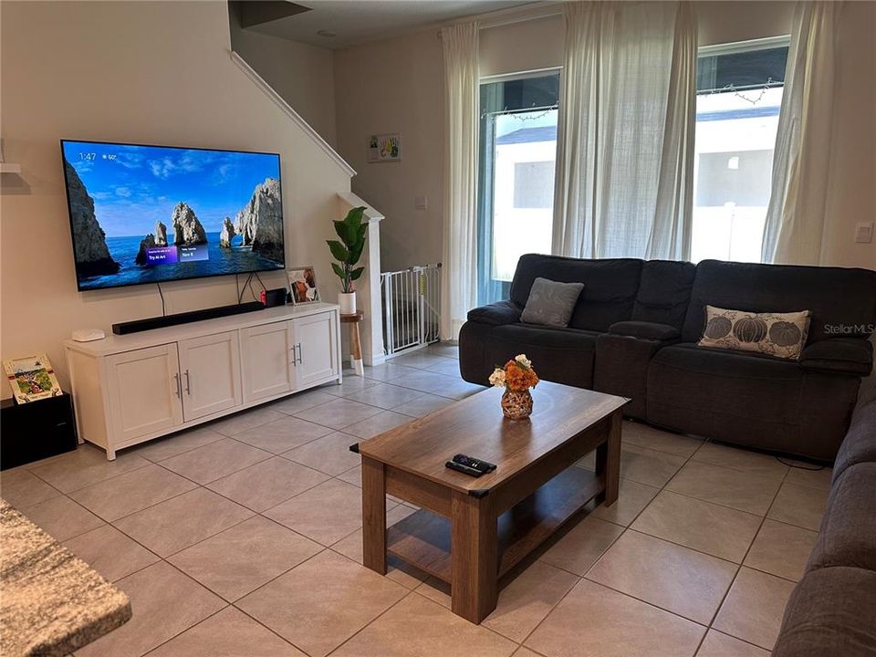 For Rent: $2,150 (3 beds, 2 baths, 1673 Square Feet)