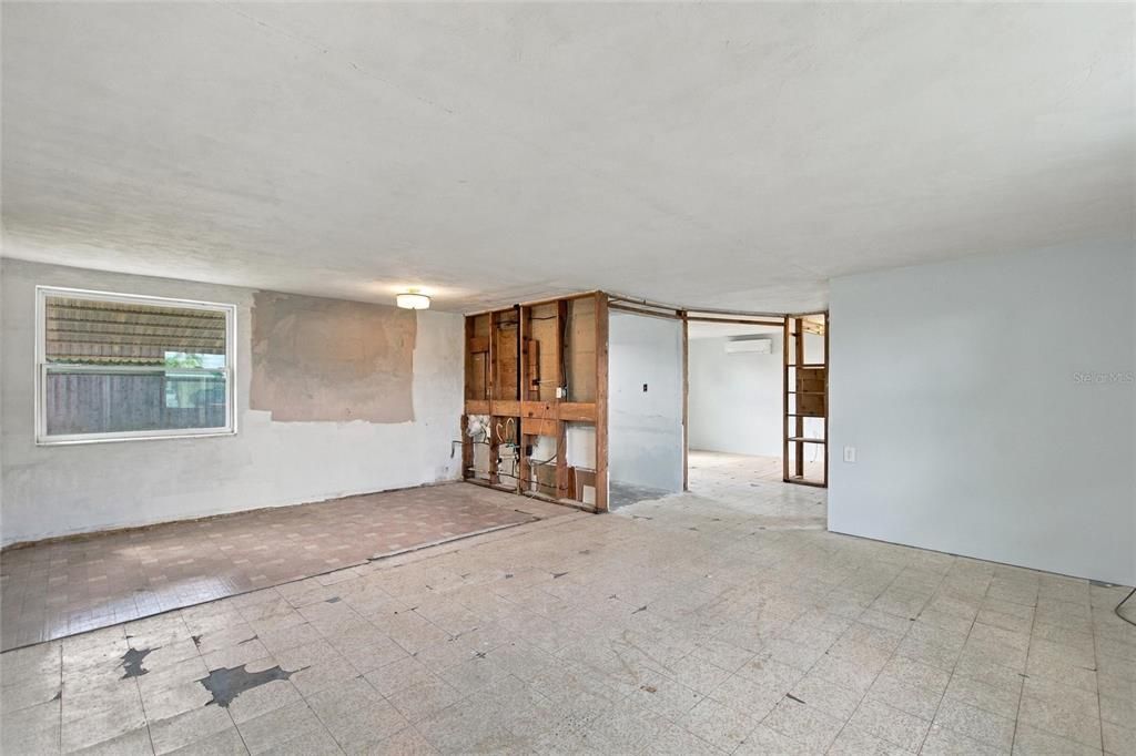 На продажу: $149,900 (2 спален, 1 ванн, 704 Квадратных фут)