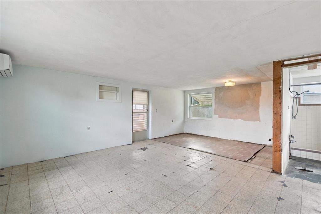 На продажу: $149,900 (2 спален, 1 ванн, 704 Квадратных фут)