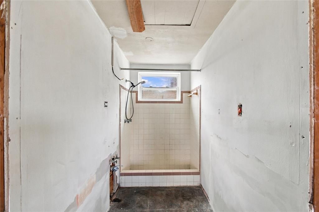 На продажу: $149,900 (2 спален, 1 ванн, 704 Квадратных фут)