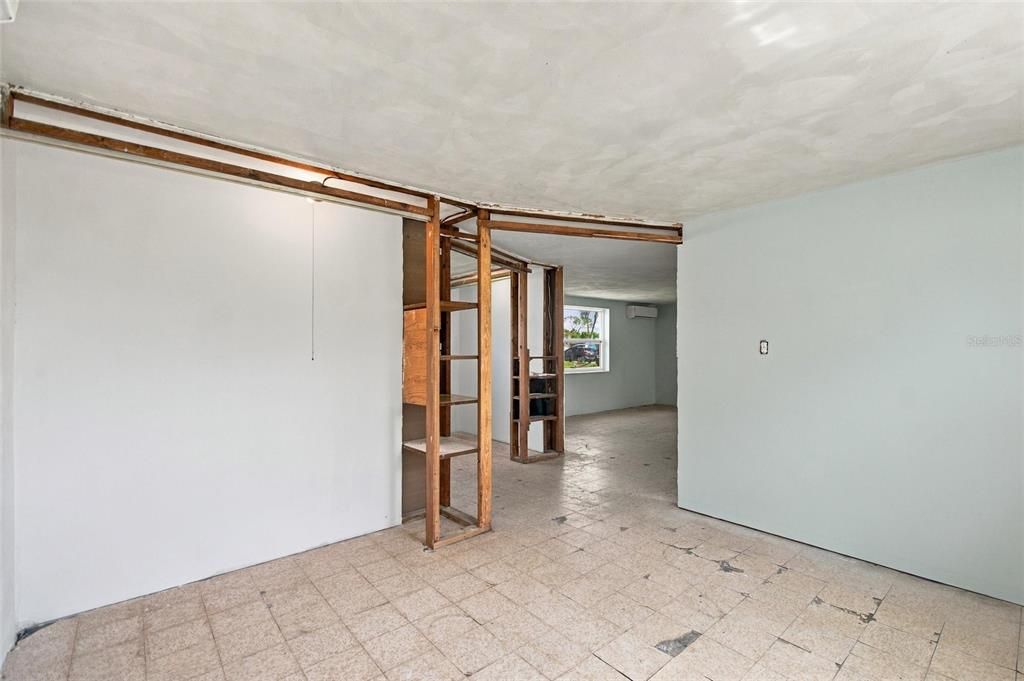 На продажу: $149,900 (2 спален, 1 ванн, 704 Квадратных фут)