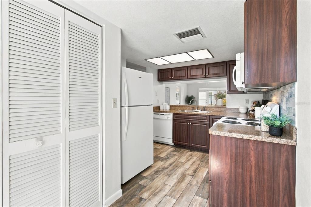На продажу: $149,000 (2 спален, 2 ванн, 956 Квадратных фут)