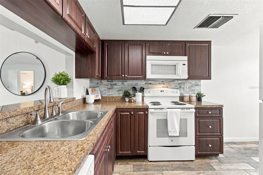 На продажу: $149,000 (2 спален, 2 ванн, 956 Квадратных фут)