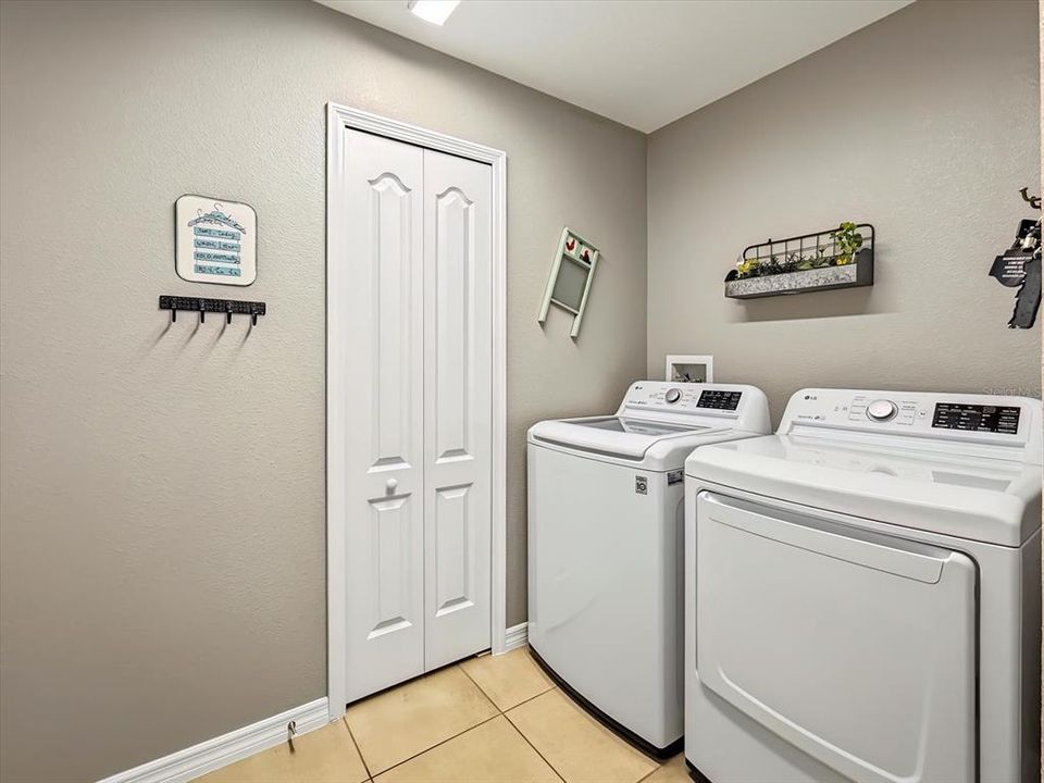 For Sale: $414,500 (3 beds, 2 baths, 1703 Square Feet)