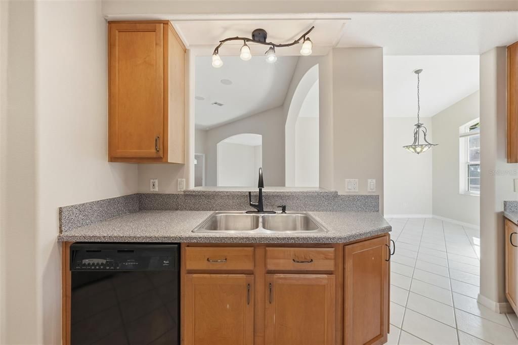 En Venta: $329,000 (2 camas, 2 baños, 2163 Pies cuadrados)