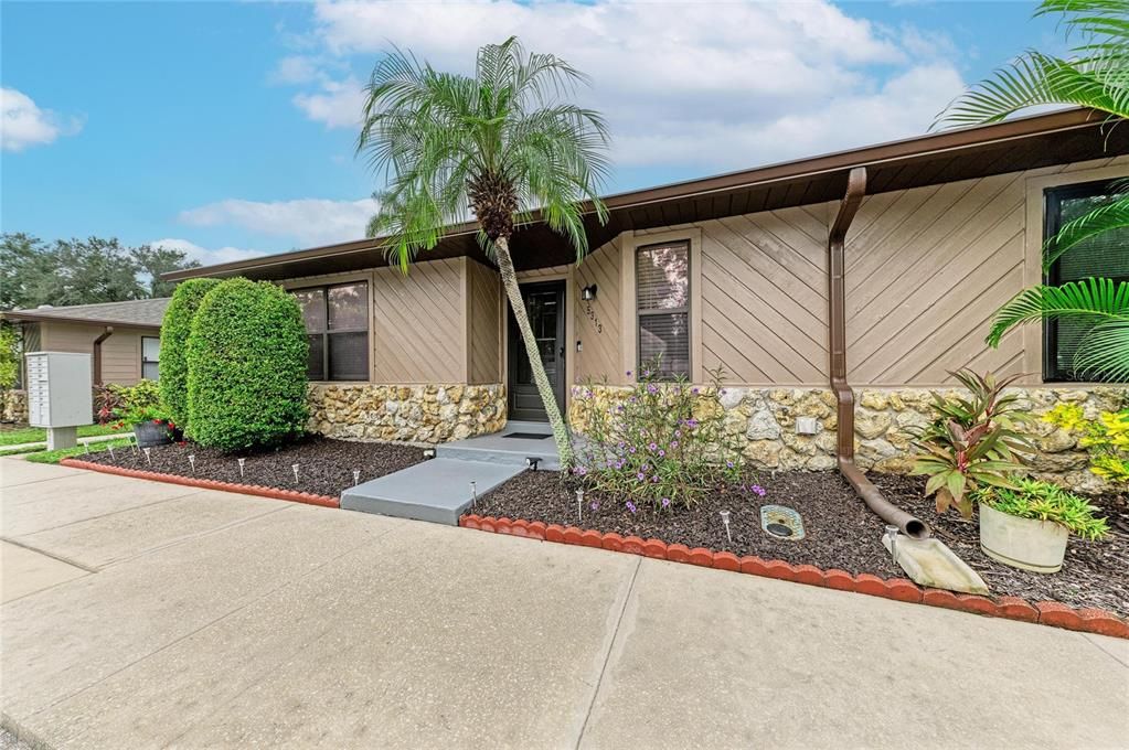 For Sale: $175,000 (2 beds, 2 baths, 1039 Square Feet)