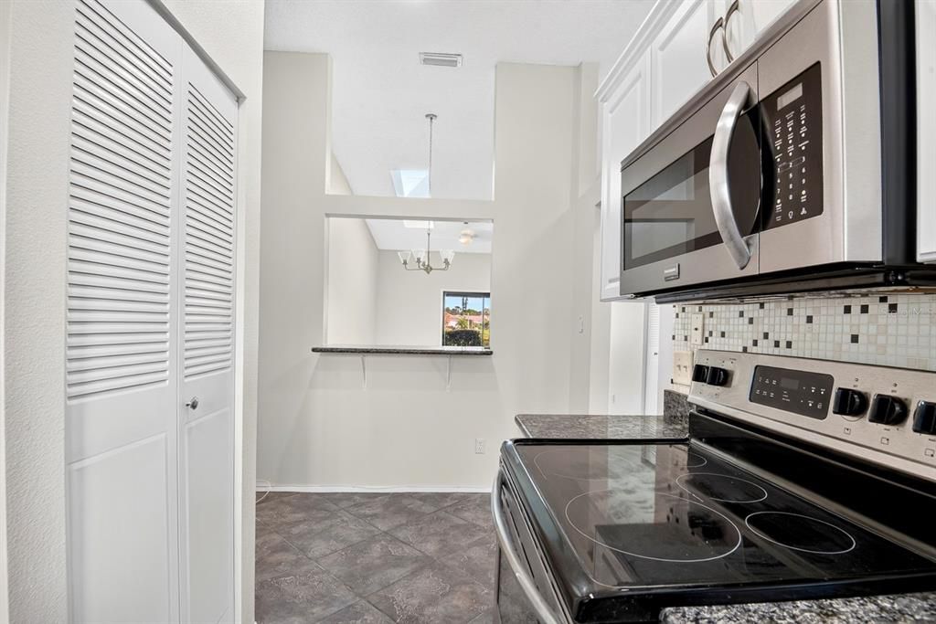 For Sale: $175,000 (2 beds, 2 baths, 946 Square Feet)