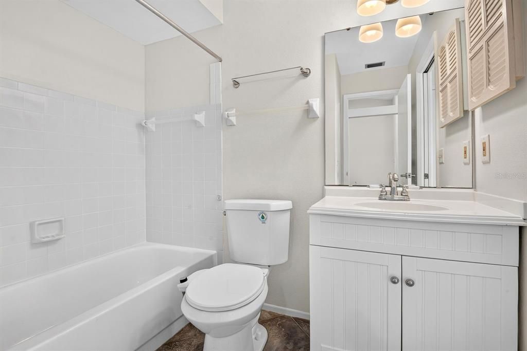 For Sale: $175,000 (2 beds, 2 baths, 946 Square Feet)