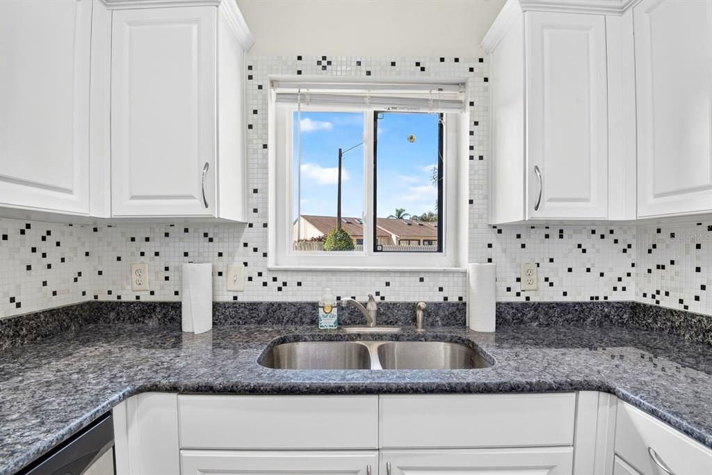 For Sale: $175,000 (2 beds, 2 baths, 946 Square Feet)