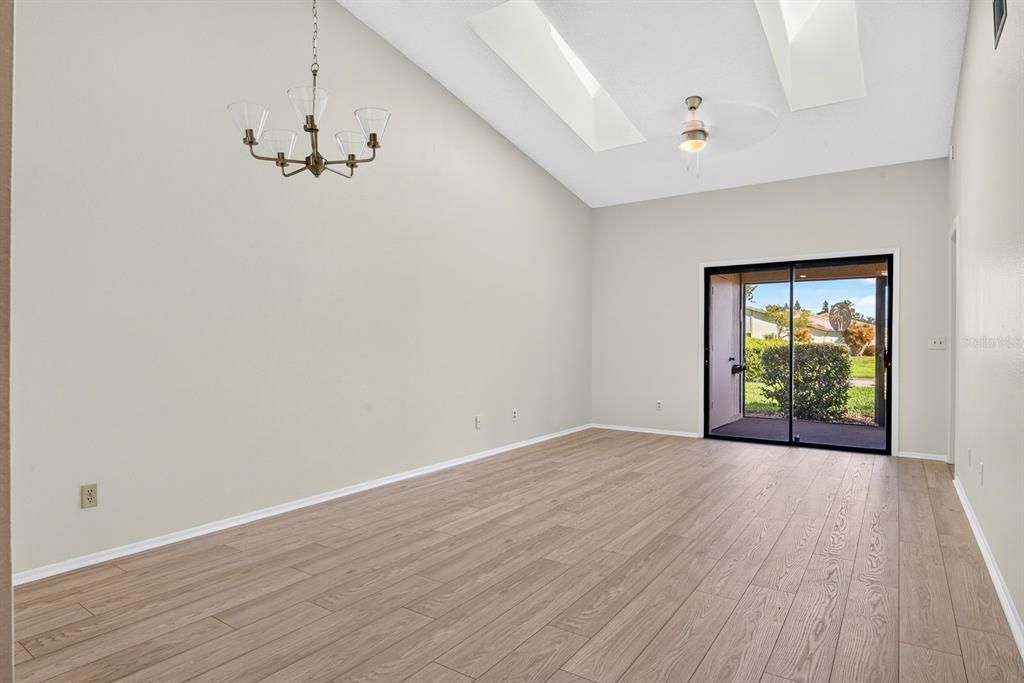 For Sale: $175,000 (2 beds, 2 baths, 946 Square Feet)