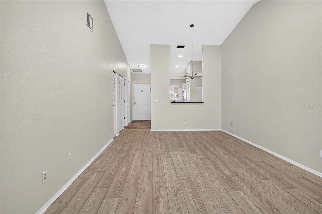 For Sale: $175,000 (2 beds, 2 baths, 946 Square Feet)