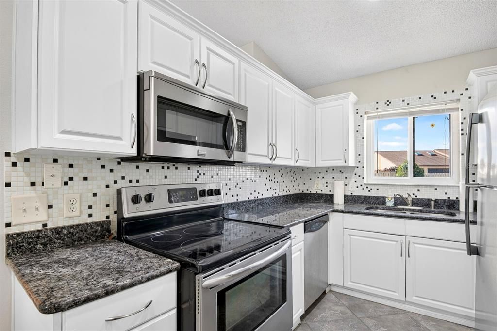 For Sale: $175,000 (2 beds, 2 baths, 946 Square Feet)