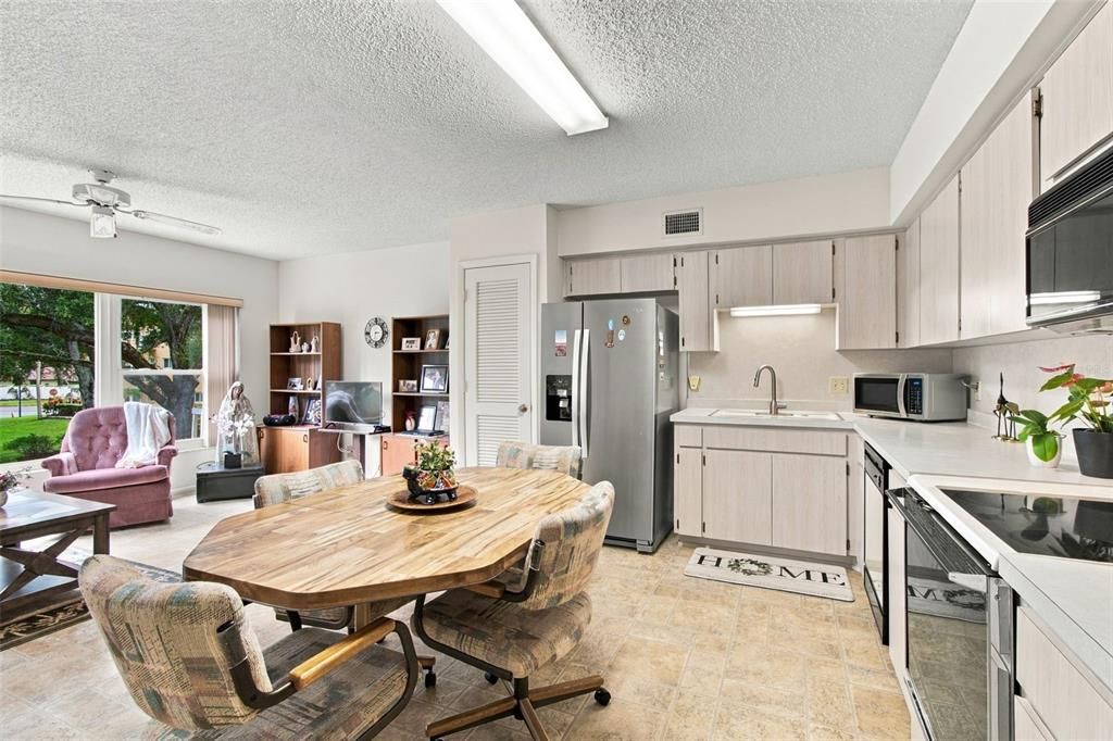 На продажу: $199,900 (2 спален, 2 ванн, 1400 Квадратных фут)