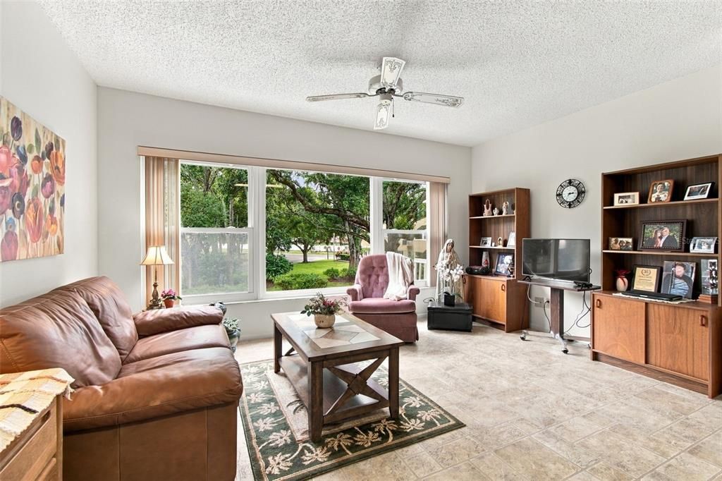 На продажу: $199,900 (2 спален, 2 ванн, 1400 Квадратных фут)
