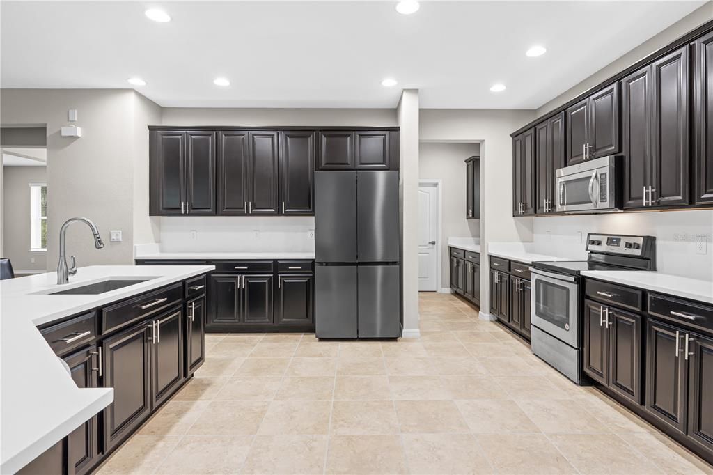 For Sale: $725,000 (5 beds, 4 baths, 3852 Square Feet)