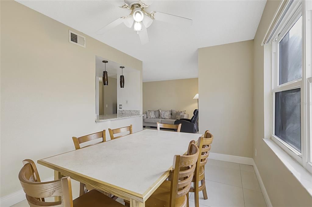 En Venta: $174,900 (2 camas, 2 baños, 905 Pies cuadrados)