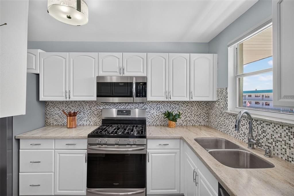For Rent: $2,100 (2 beds, 2 baths, 1250 Square Feet)