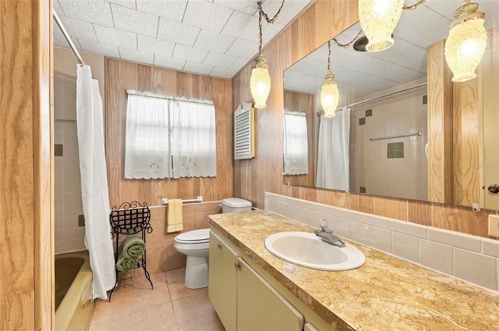 На продажу: $124,900 (2 спален, 2 ванн, 1128 Квадратных фут)