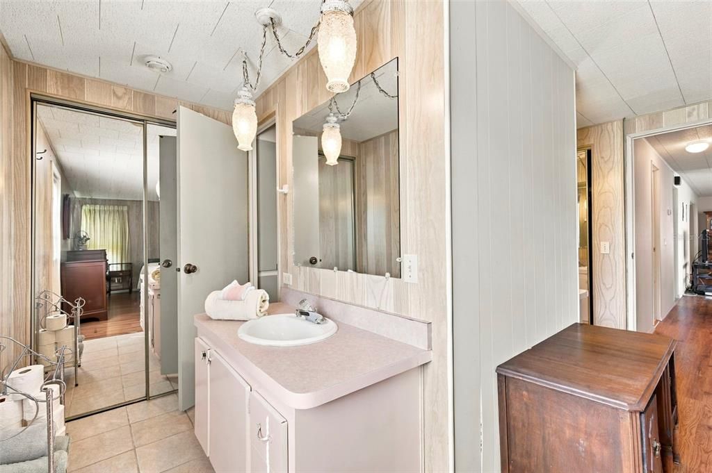 На продажу: $124,900 (2 спален, 2 ванн, 1128 Квадратных фут)
