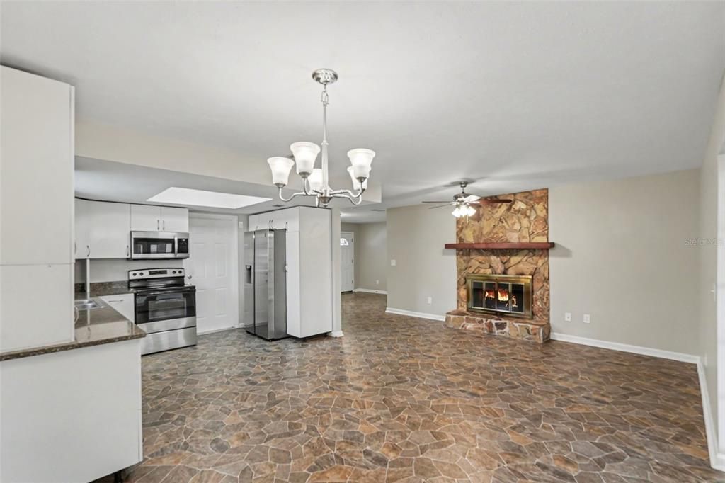 For Sale: $334,900 (3 beds, 2 baths, 1272 Square Feet)