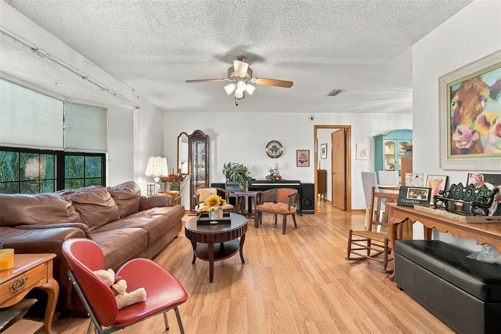 En Venta: $365,000 (3 camas, 2 baños, 1830 Pies cuadrados)