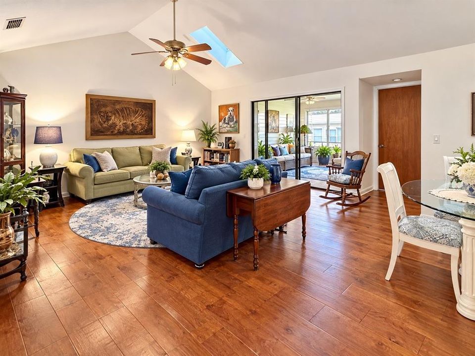 For Sale: $325,000 (2 beds, 2 baths, 1594 Square Feet)
