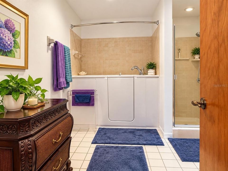 For Sale: $325,000 (2 beds, 2 baths, 1594 Square Feet)