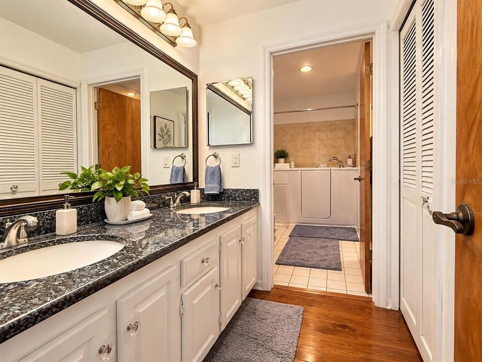 For Sale: $325,000 (2 beds, 2 baths, 1594 Square Feet)