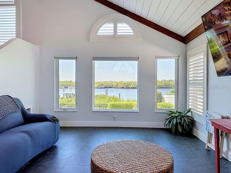 En Venta: $1,049,900 (4 camas, 3 baños, 2170 Pies cuadrados)