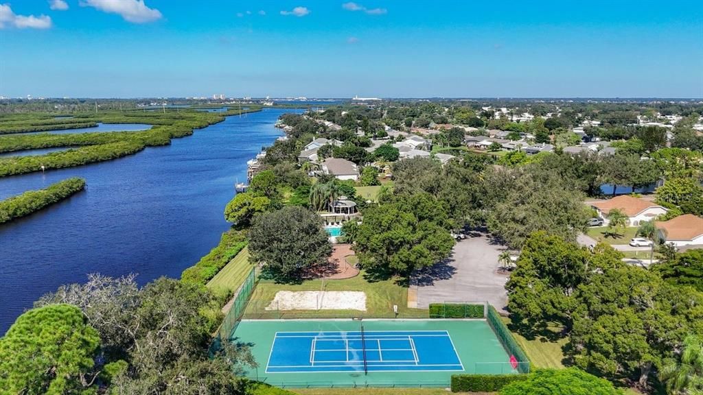 En Venta: $1,049,900 (4 camas, 3 baños, 2170 Pies cuadrados)