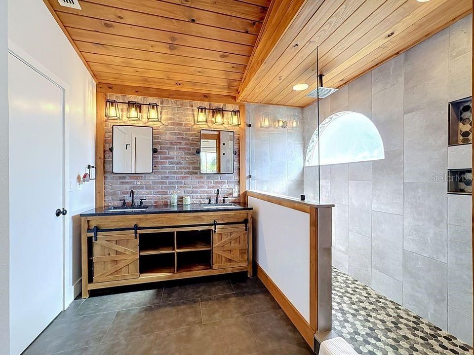 En Venta: $1,049,900 (4 camas, 3 baños, 2170 Pies cuadrados)