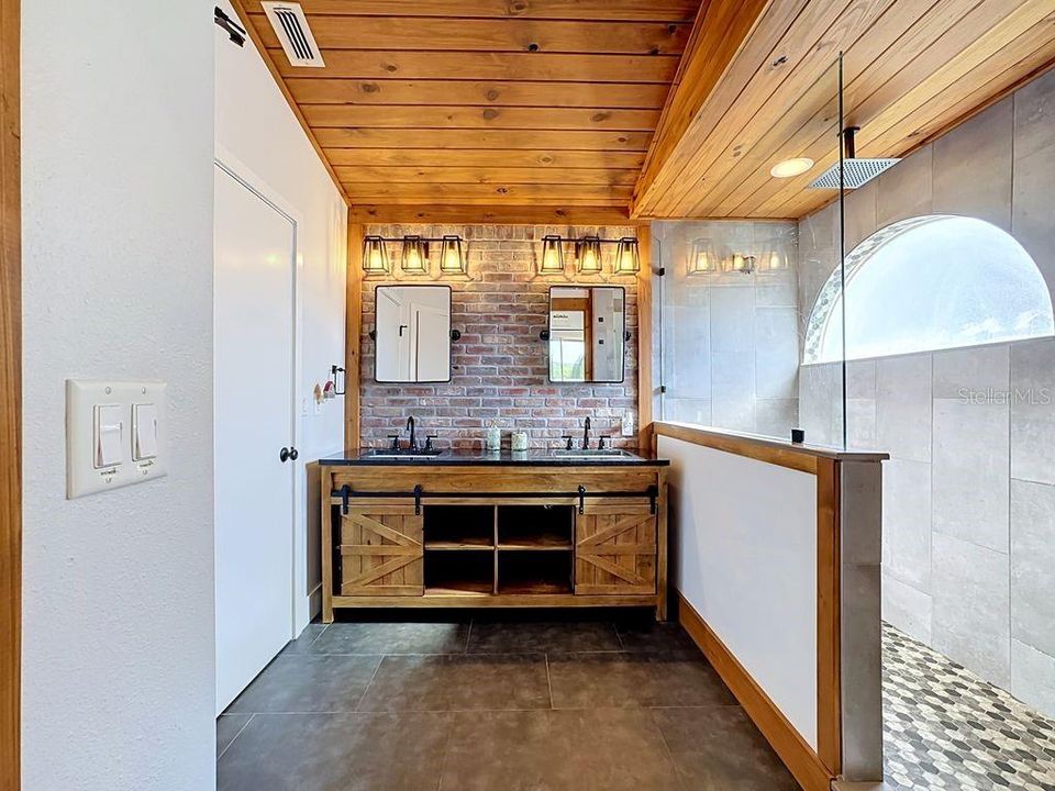 En Venta: $1,049,900 (4 camas, 3 baños, 2170 Pies cuadrados)
