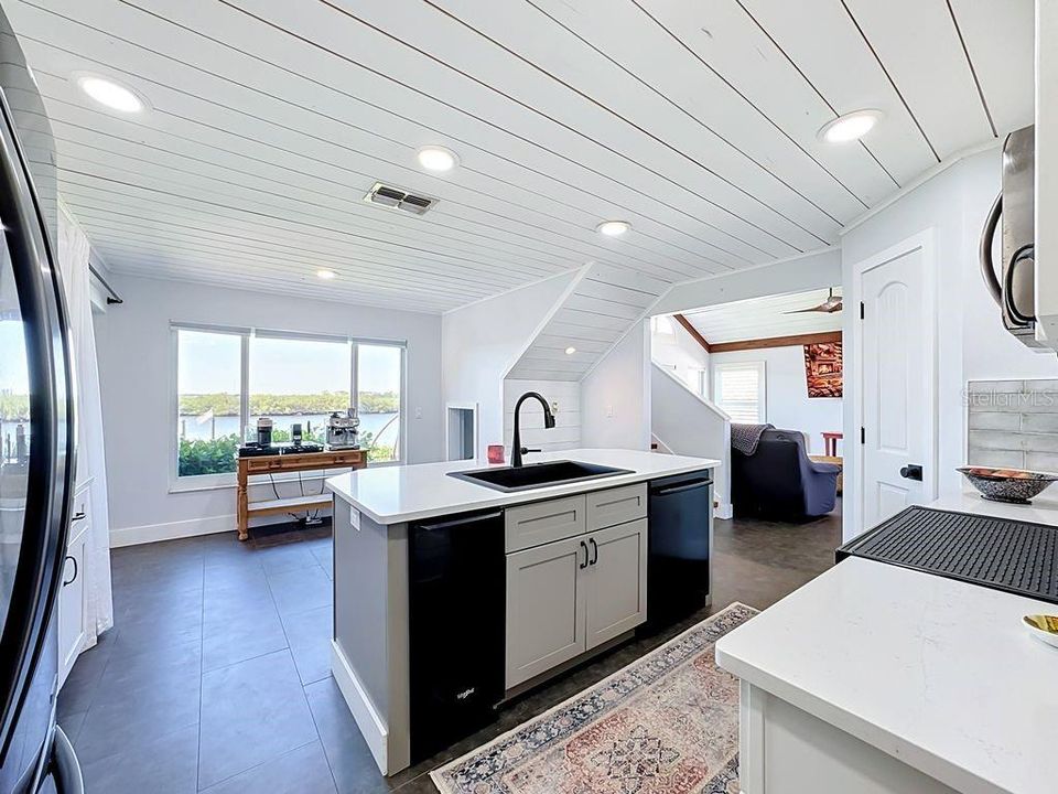 En Venta: $1,049,900 (4 camas, 3 baños, 2170 Pies cuadrados)