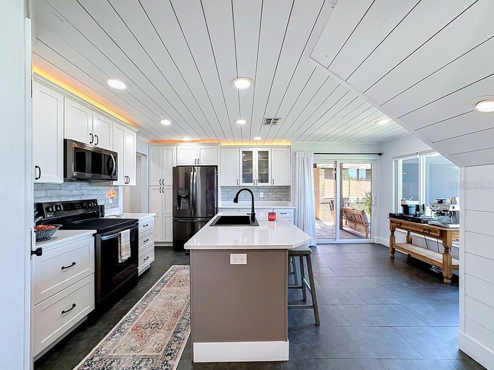 En Venta: $1,049,900 (4 camas, 3 baños, 2170 Pies cuadrados)