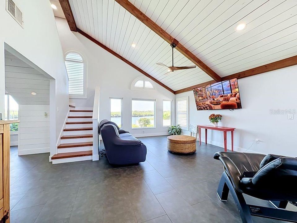 En Venta: $1,049,900 (4 camas, 3 baños, 2170 Pies cuadrados)